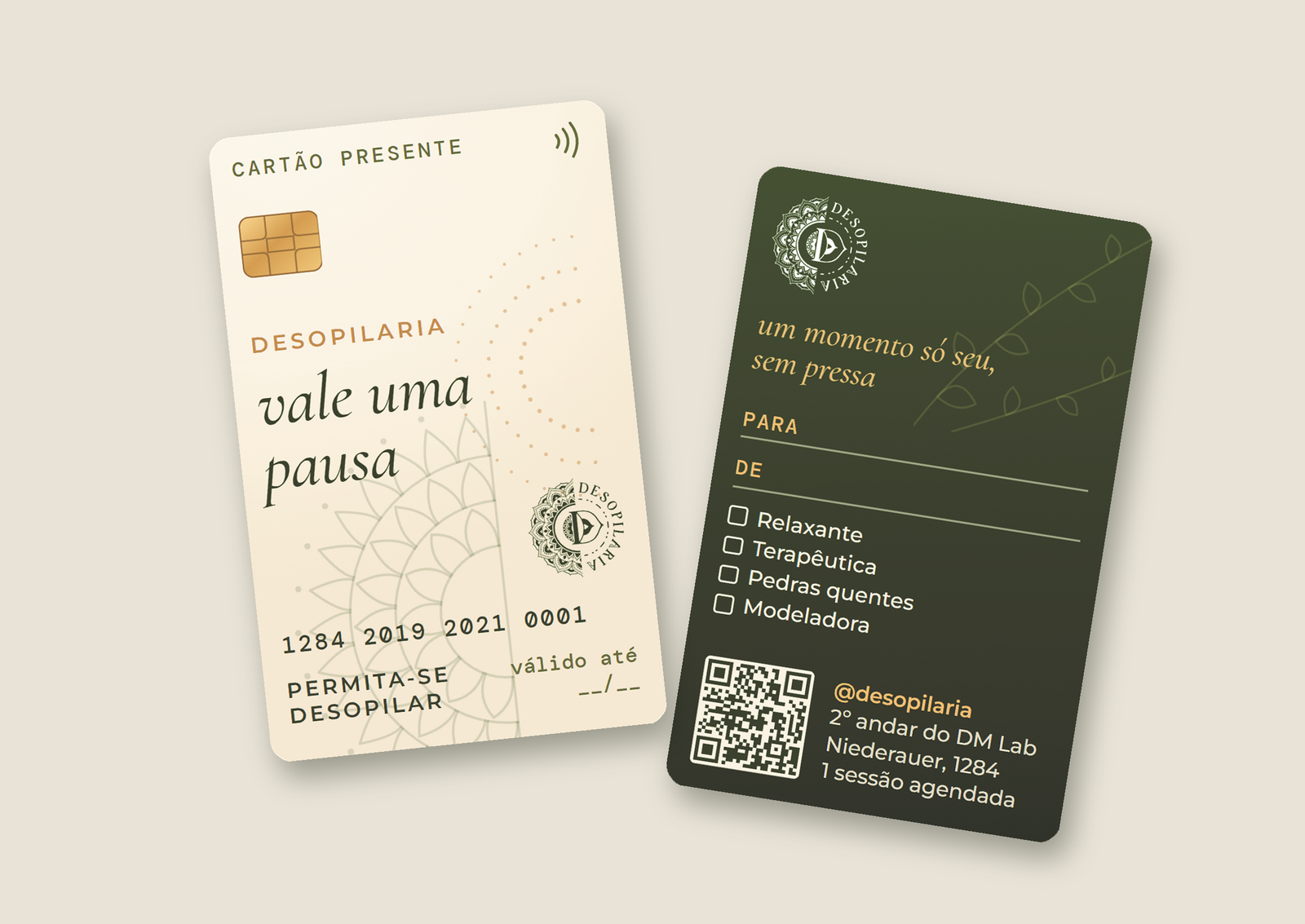 Mockup do cartão-presente da Desopilaria, com frente creme e verso verde